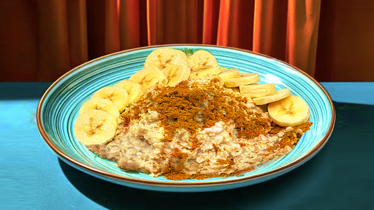 Porridge auf einem Teller mit Bananen angerichtet