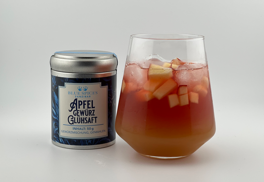 Dose mit Gewürz und Glas mit dem roten Mocktail