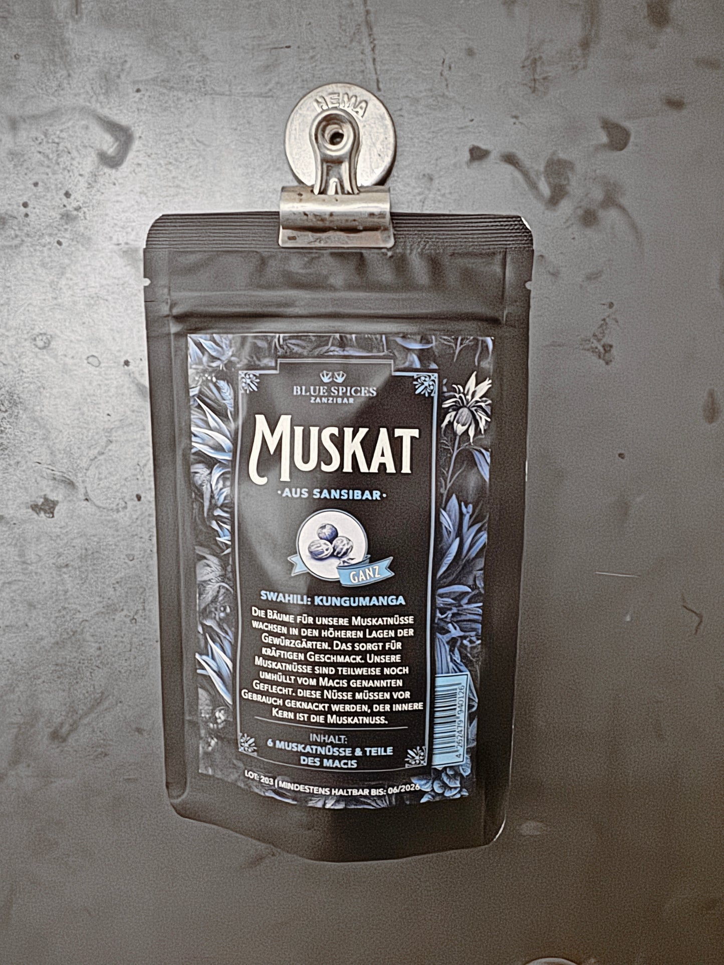 Muskatnuss und Teile des Macis (ganz)